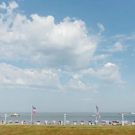 Seascape Apartment *